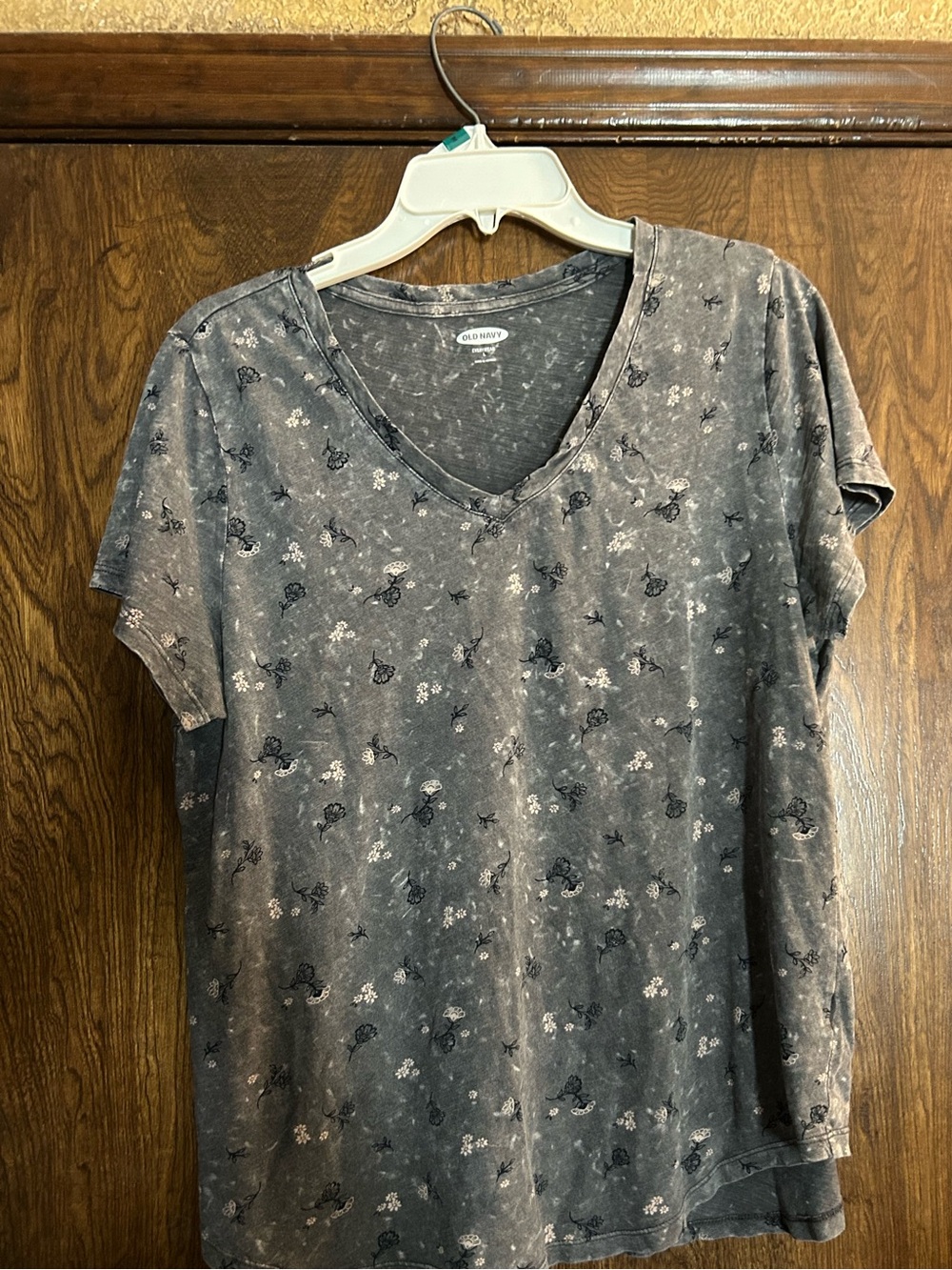 Old Navy Gray V-Neck Short Sleeve Tee with Small Floral Print